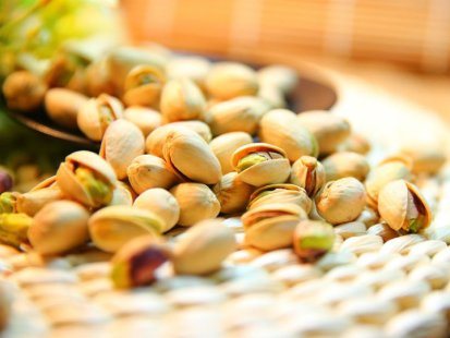 Cheap and broken pistachio nuts